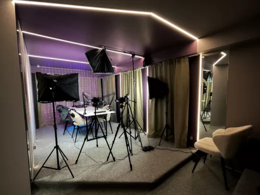 Бэкстейдж съемки подкаста на камеры со студийным светом